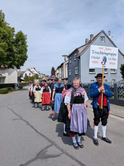 Die Trachtengruppe beim Festzug zum Apfelblütenfest